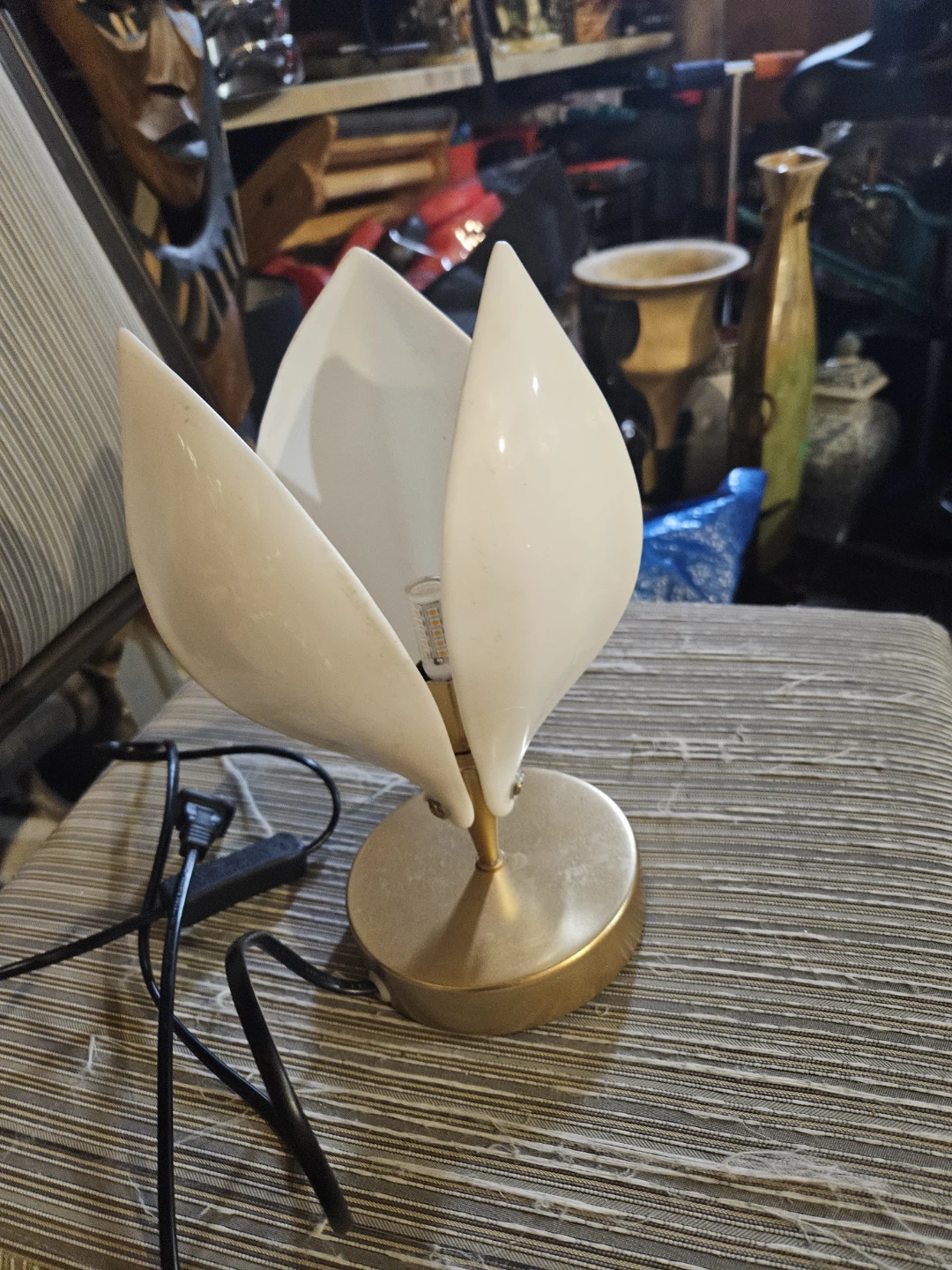 White Tulip-Shaped Table Lamp with Gold Base - photo 3