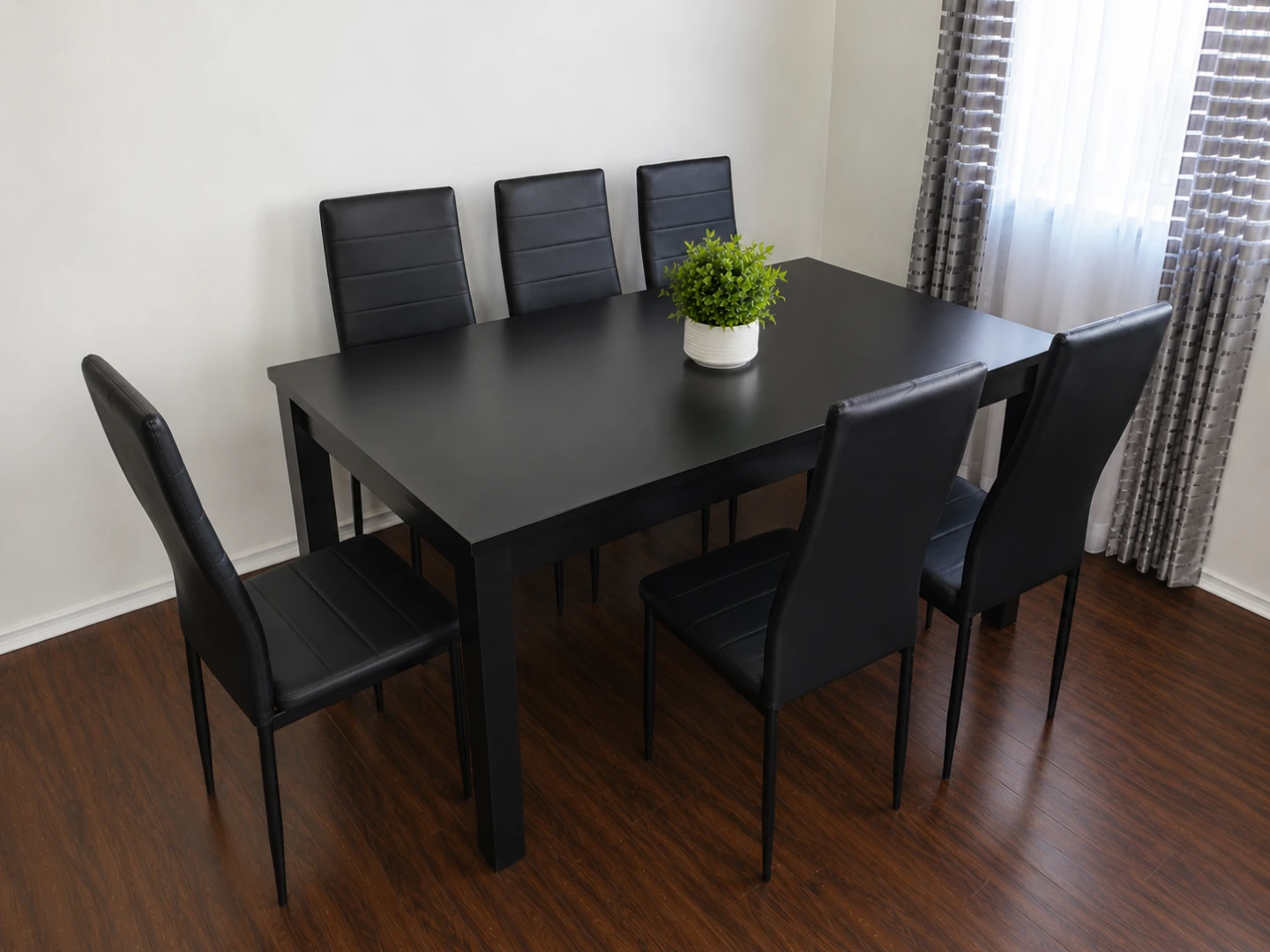Dining Table Set with 6 Chairs – Black – Excellent Condition