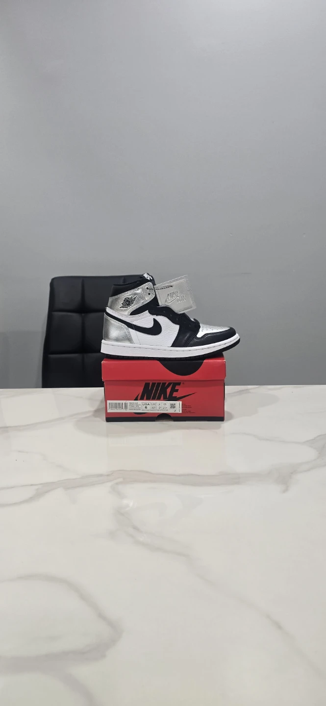 Air Jordan 1 Silver Toe size 6 Women's