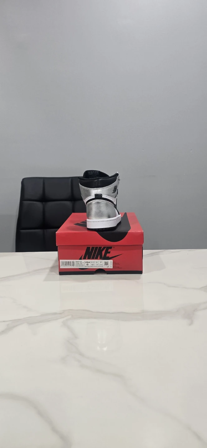 Air Jordan 1 Silver Toe size 6 Women's - photo 2