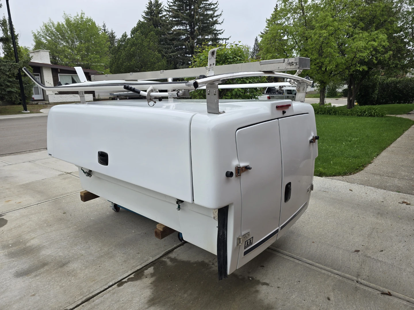 Maranda 8' White Truck Cap with Ladder Rack