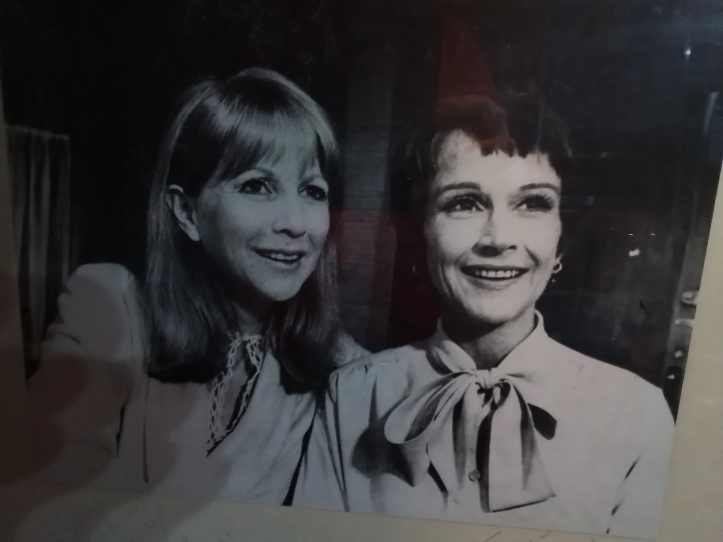 Framed Autographed Photo of Julie Harris & Kim Hunter Signed - photo 3
