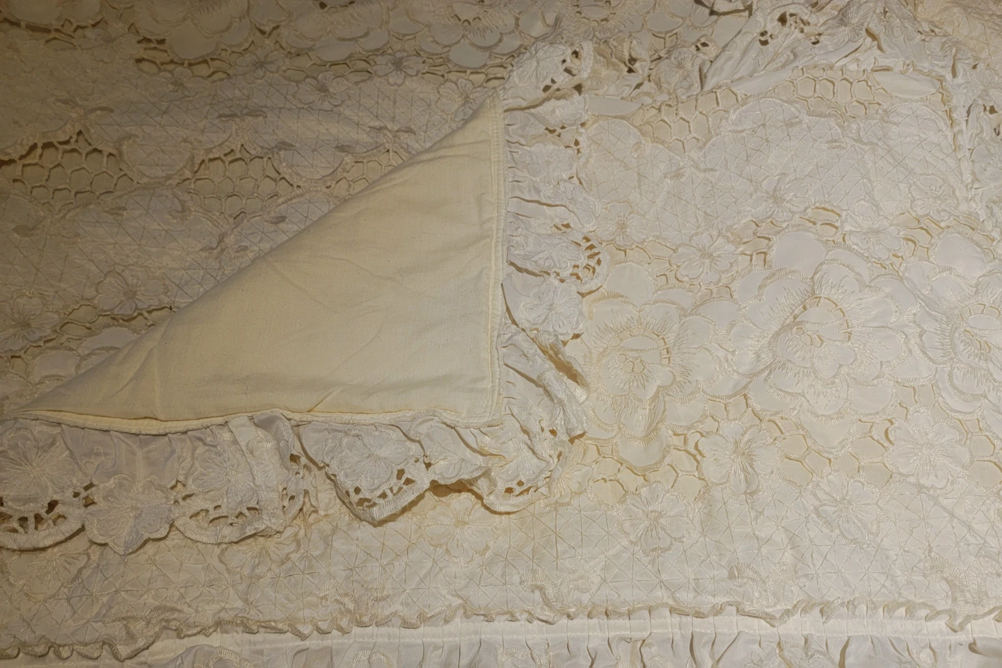 Vintage Lace Bedspread - photo 4