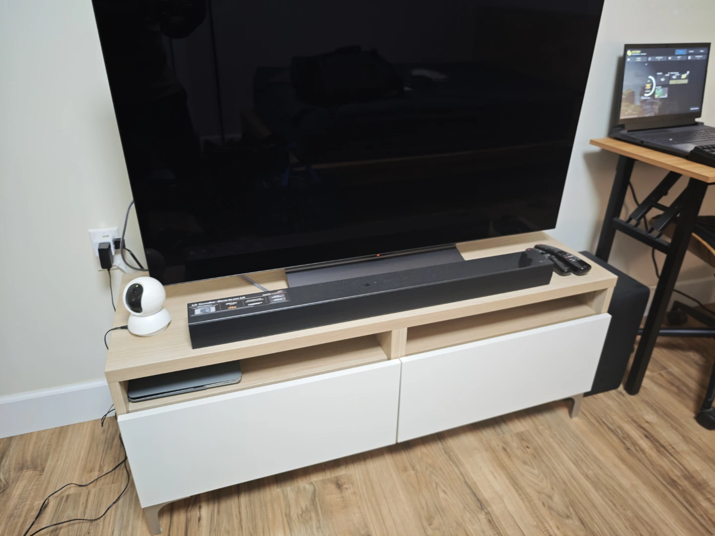 LG 48" OLED C4 Series 4K UHD TV - photo 2