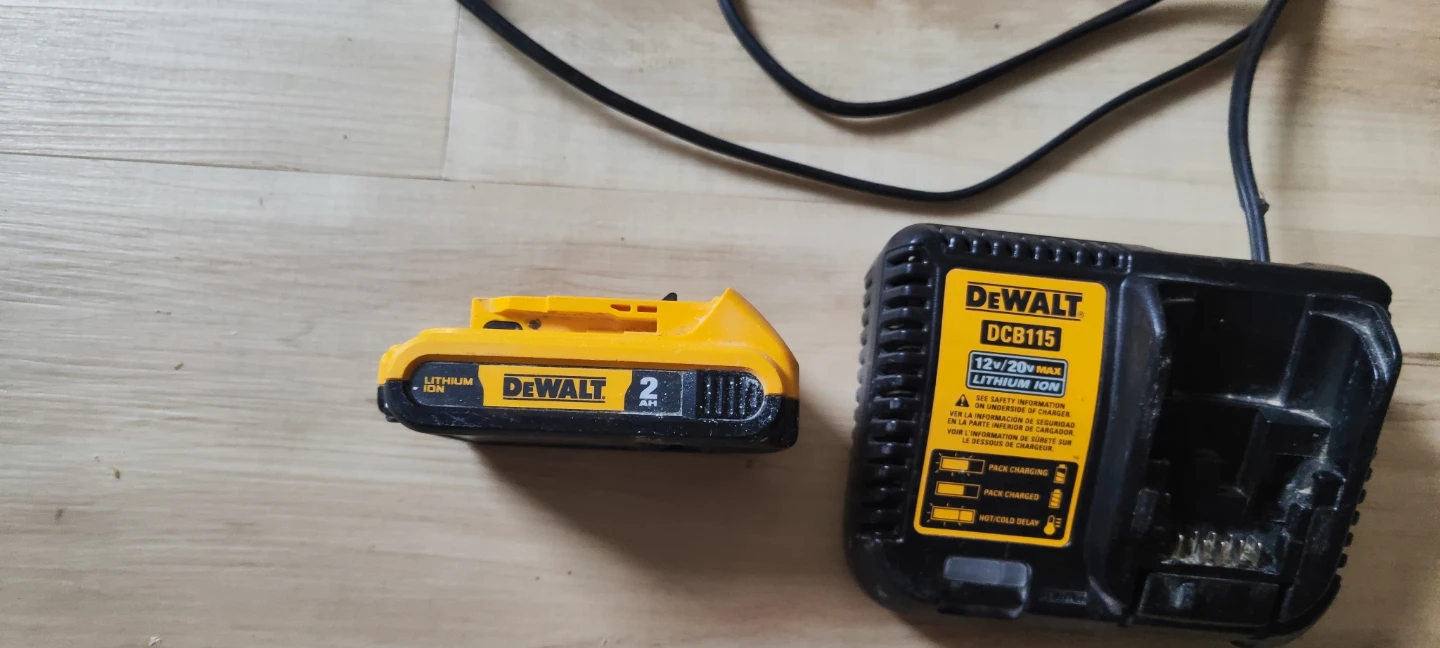 DEWALT 20V MAX 2.0Ah Battery + DCB115 Charger – Fully Working - photo 5
