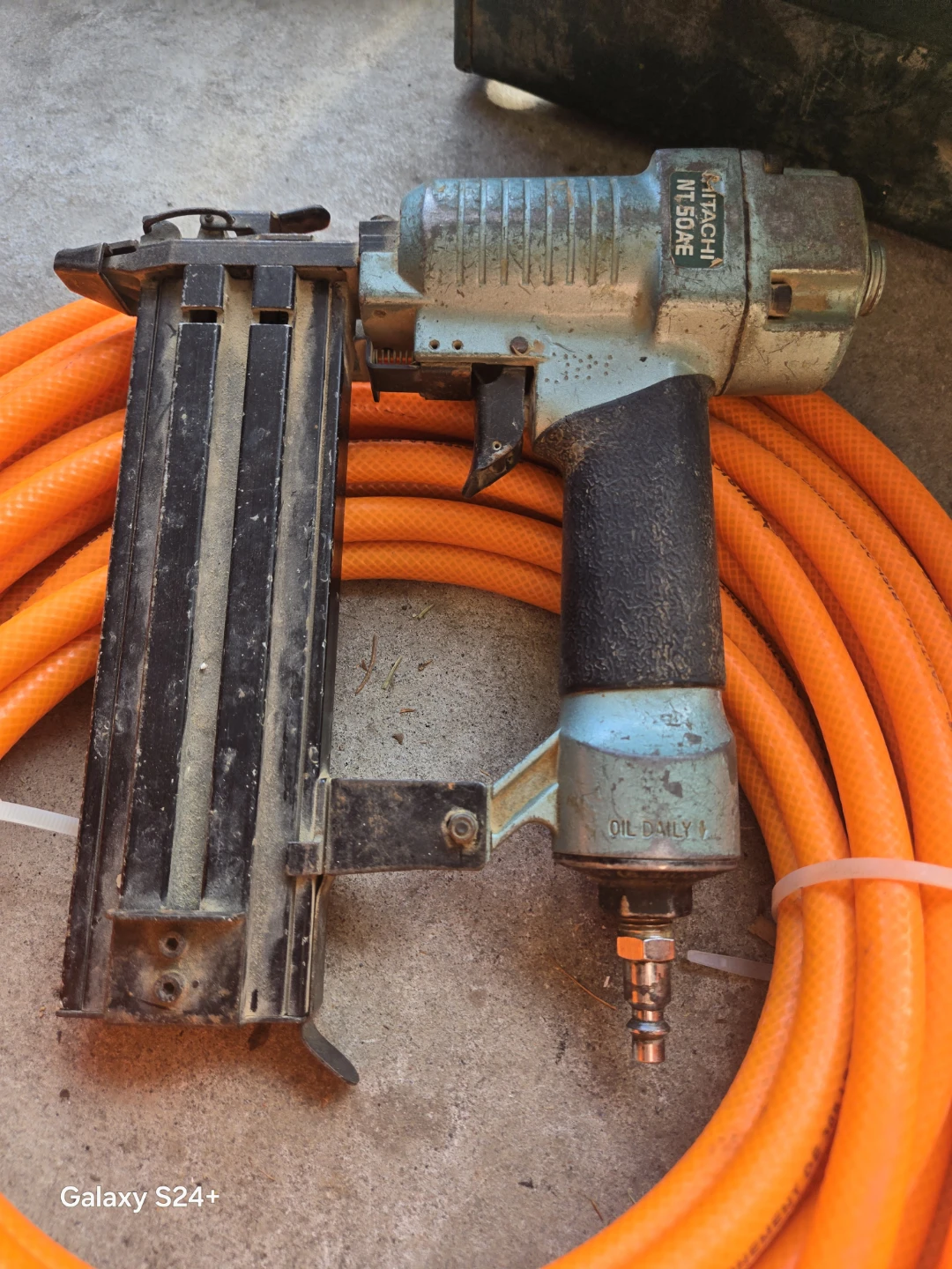 Hitachi NT50AE Air Nailer with Hoses and Brads - photo 2