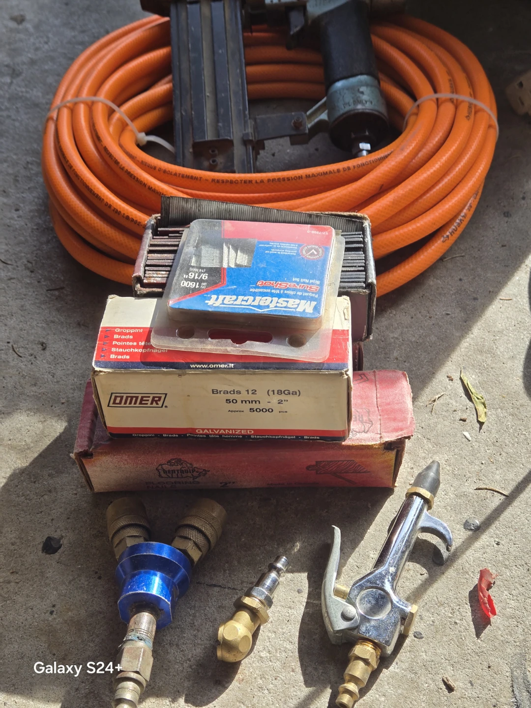 Hitachi NT50AE Air Nailer with Hoses and Brads