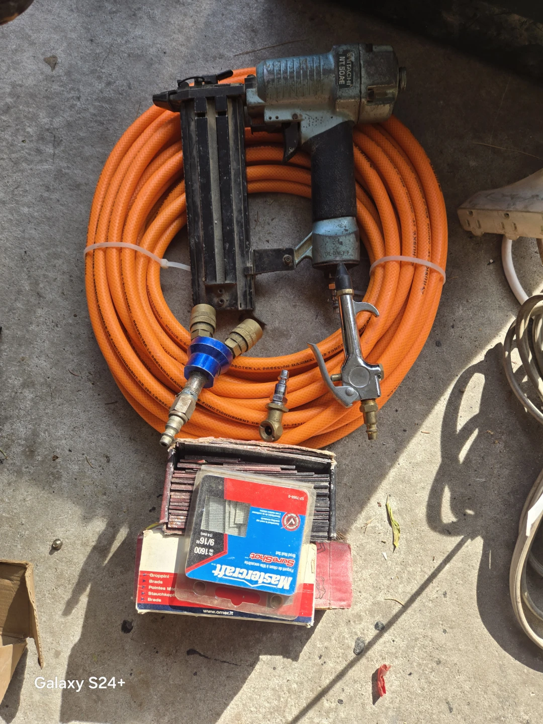 Hitachi NT50AE Air Nailer with Hoses and Brads - photo 3