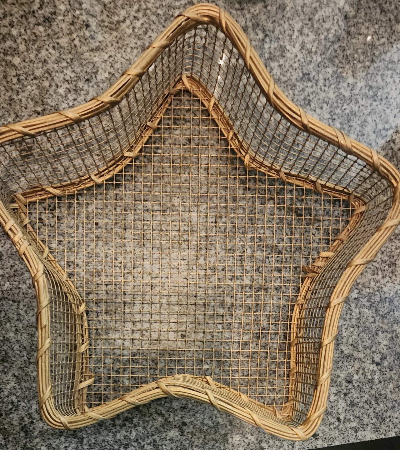 Star shaped gold basket