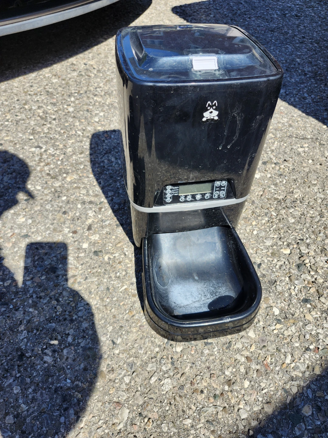 Cat/dog electric automatic pet food dispenser.