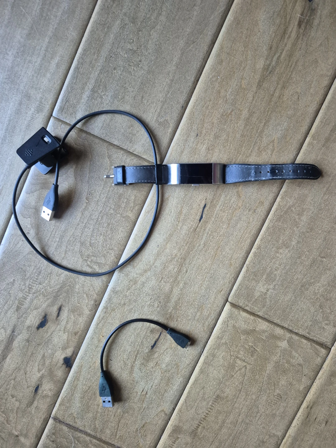 Variois old fitbit parts. Watch not working.