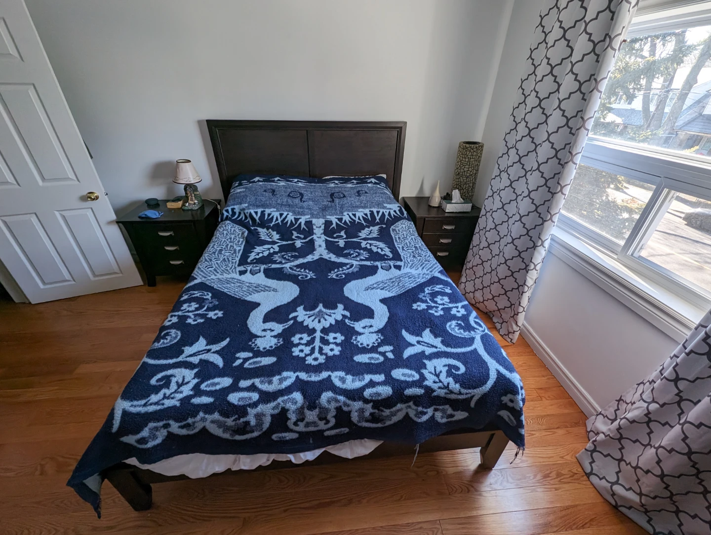 Queen size bedframe and mattress from Beautyrest - photo 2