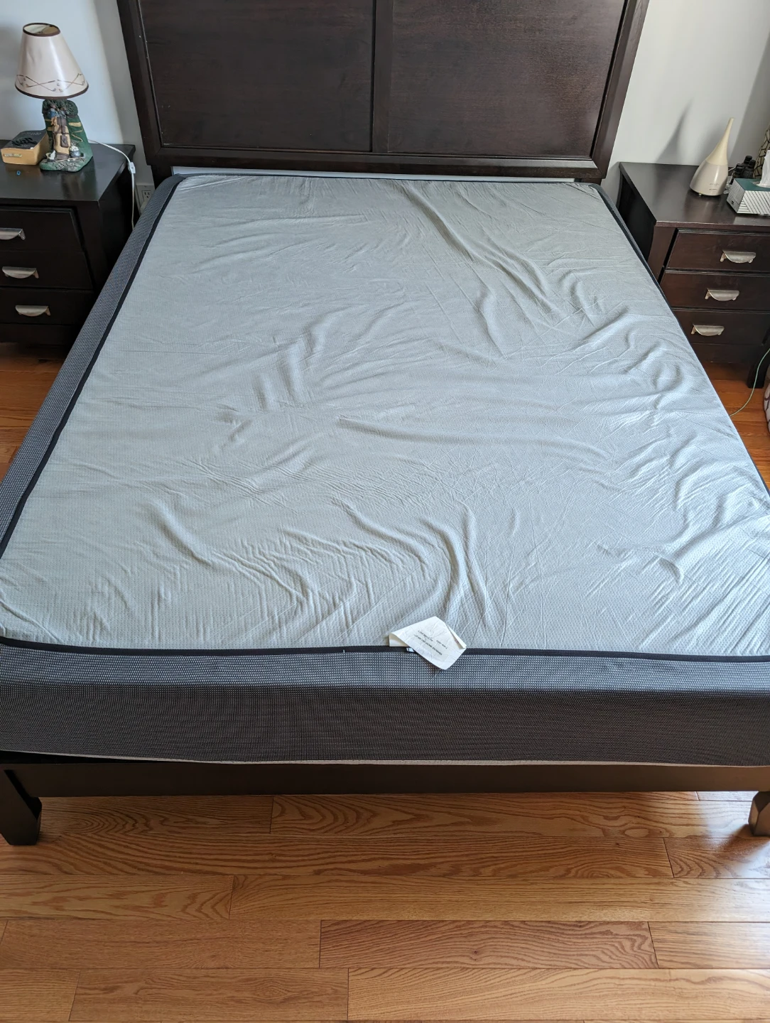 Queen size bedframe and mattress from Beautyrest - photo 3