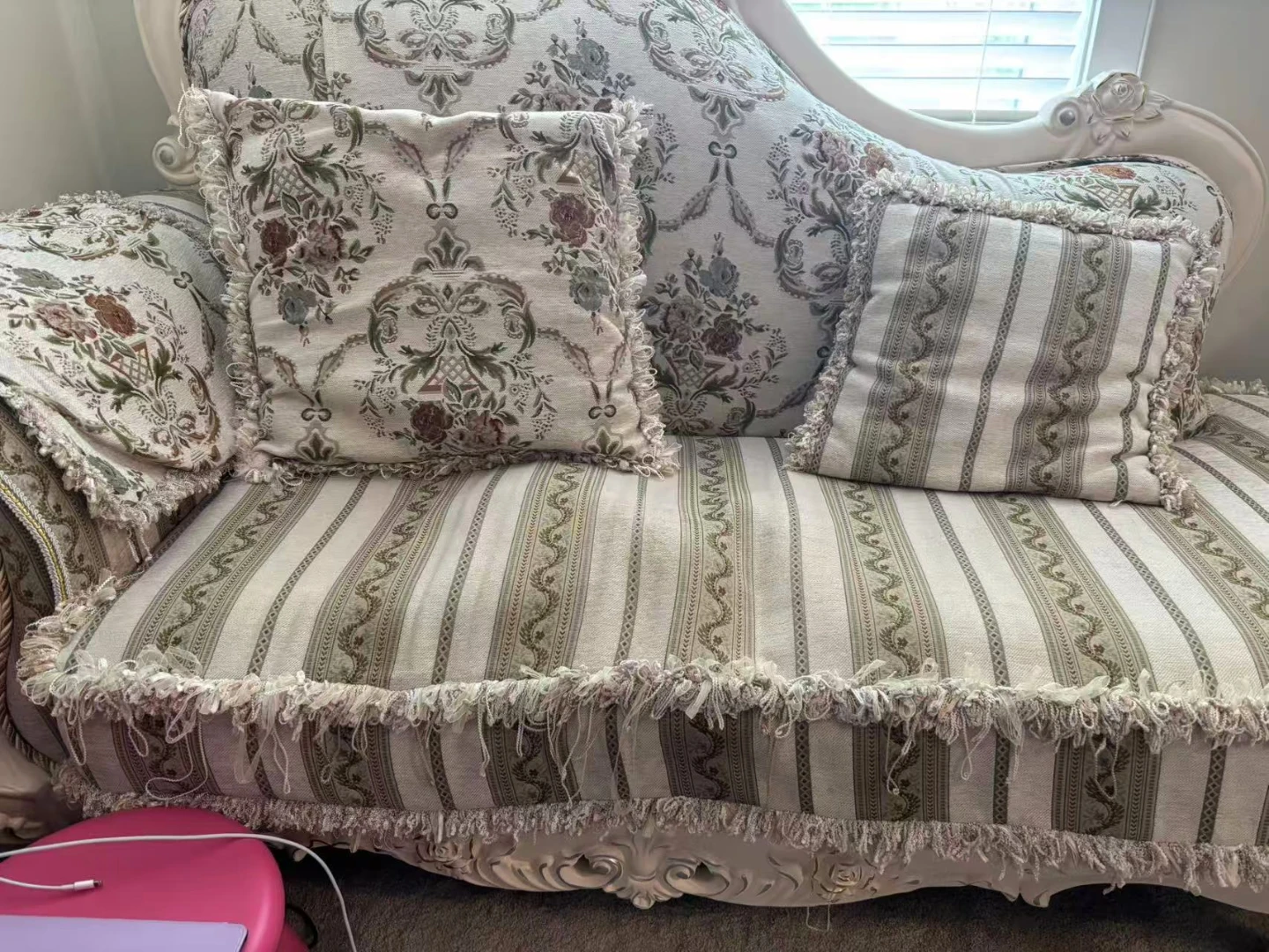 Title: Elegant European-Style Sofa (Needs minor repair) - photo 2