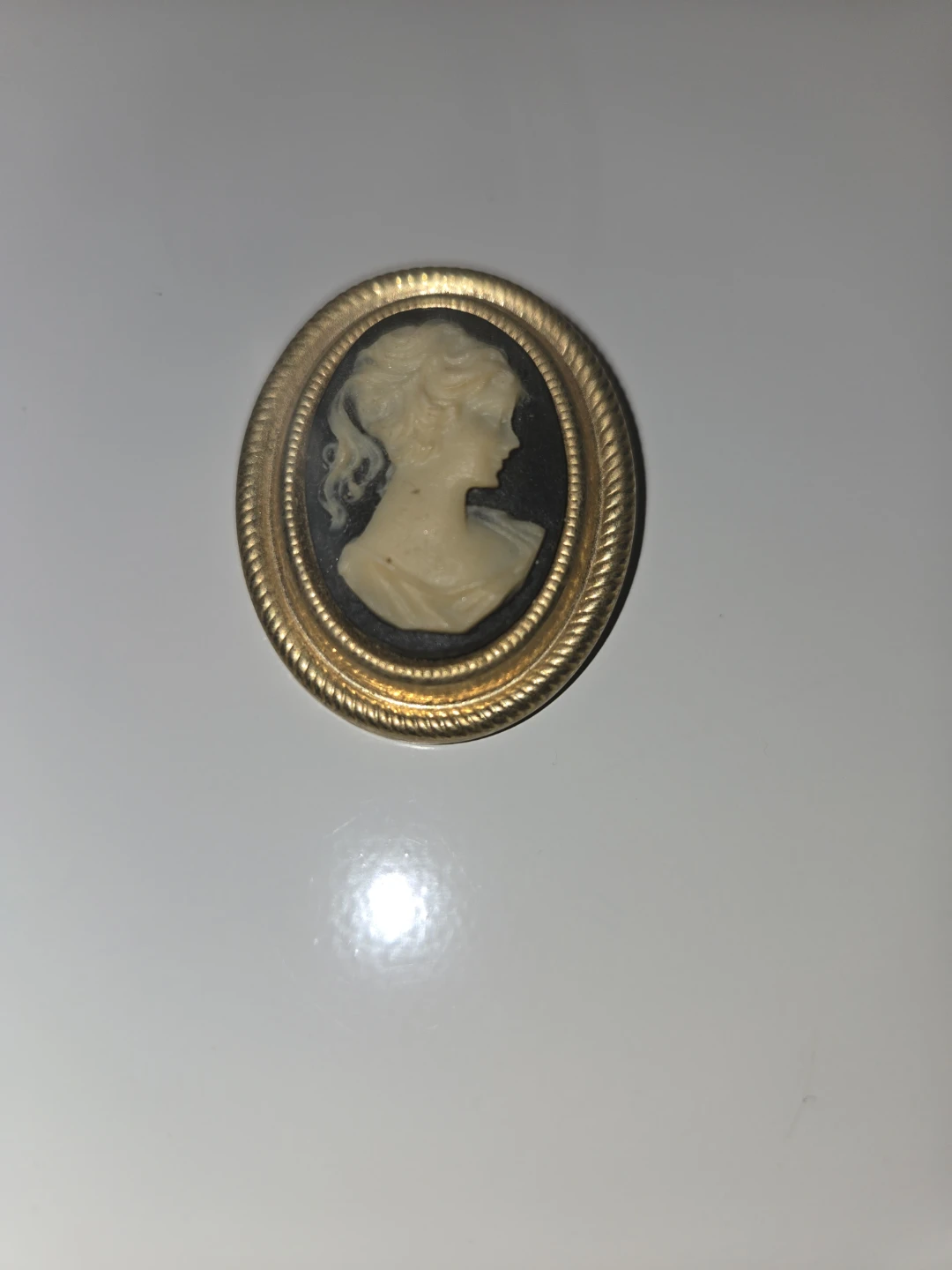 Oval Cameo Brooch with Gold-Tone Frame - photo 2