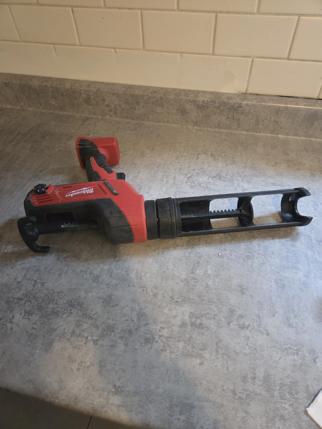Milwaukee Cordless Caulk Gun - photo 2