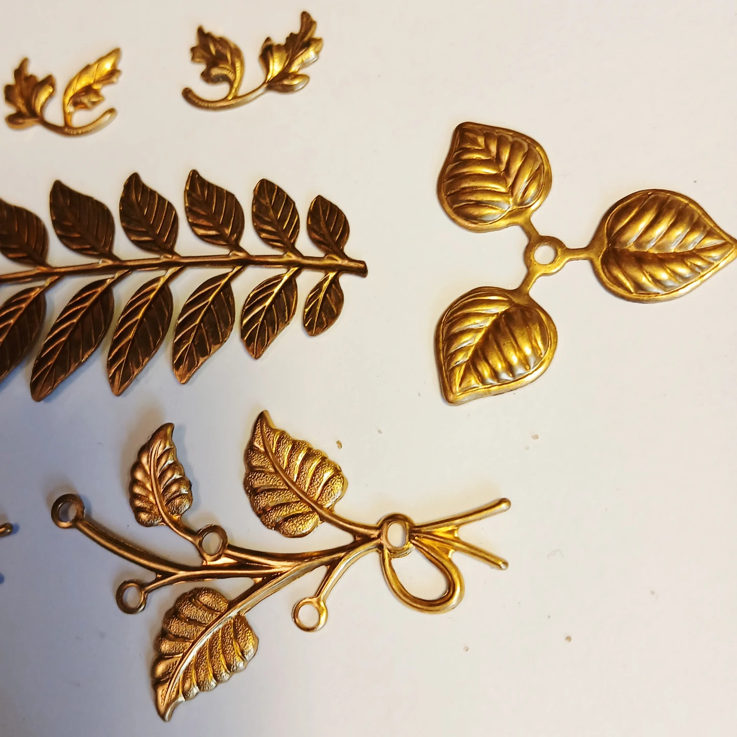 Lot of 8 - Brass Leaf Embellishments filigrees - photo 2