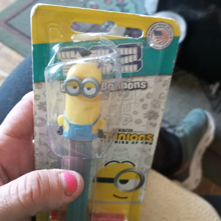 PEZ Minions: The Rise of Gru Dispenser with Lemon Candy - photo 3
