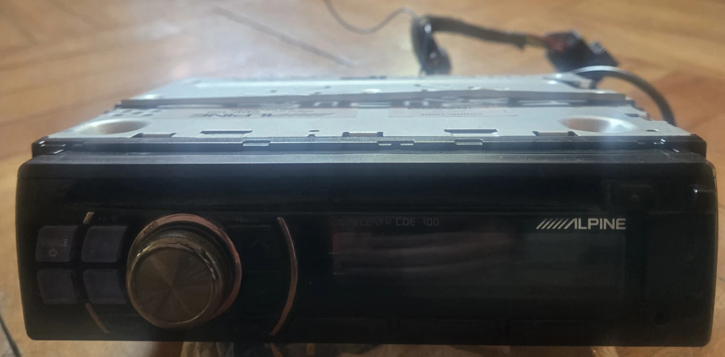 Alpine CD Receiver CDE-100 - photo 2