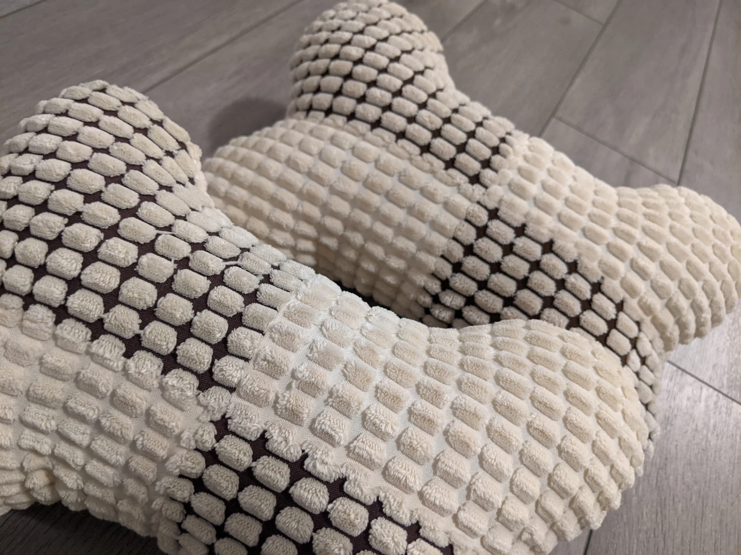 2 Sets of Bone Shaped Car Neck Pillows - photo 3