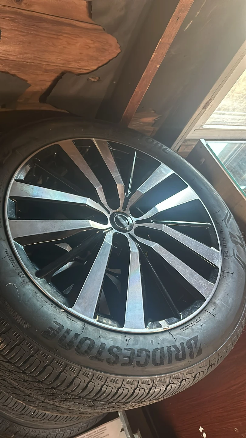 Nissan Alloy Wheel with Bridgestone Tire