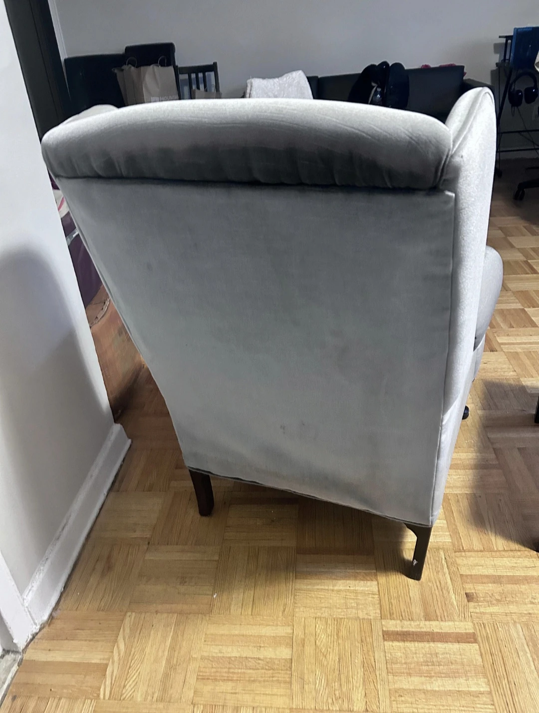 Elegant Gray Velvet Wingback Accent Chair - photo 2