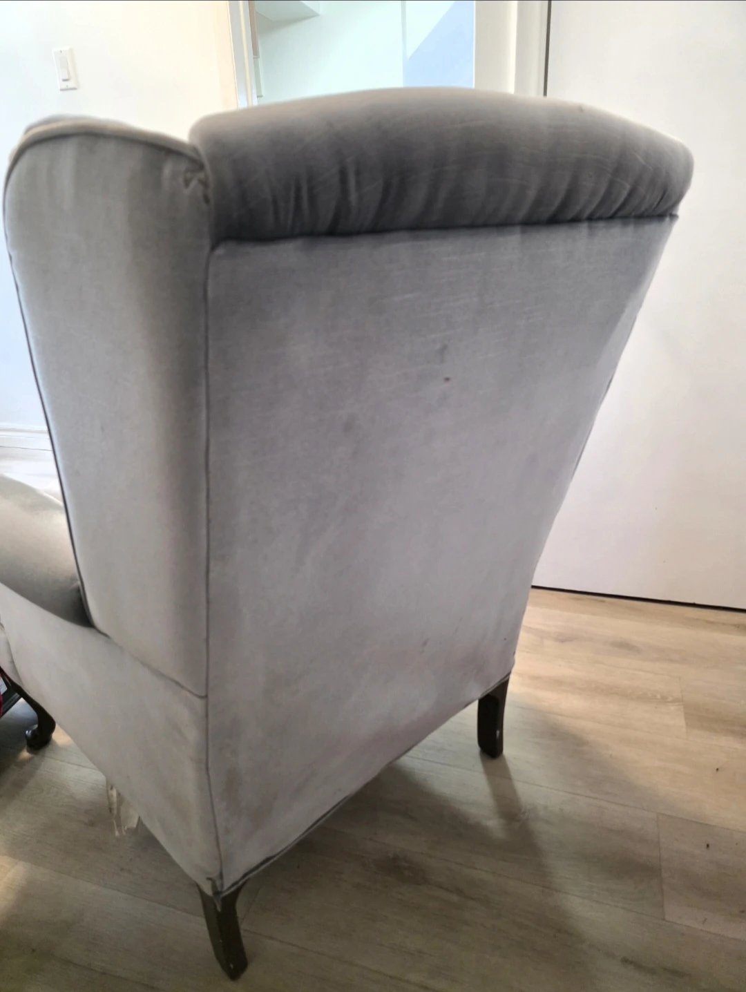 Elegant Gray Velvet Wingback Accent Chair - photo 3