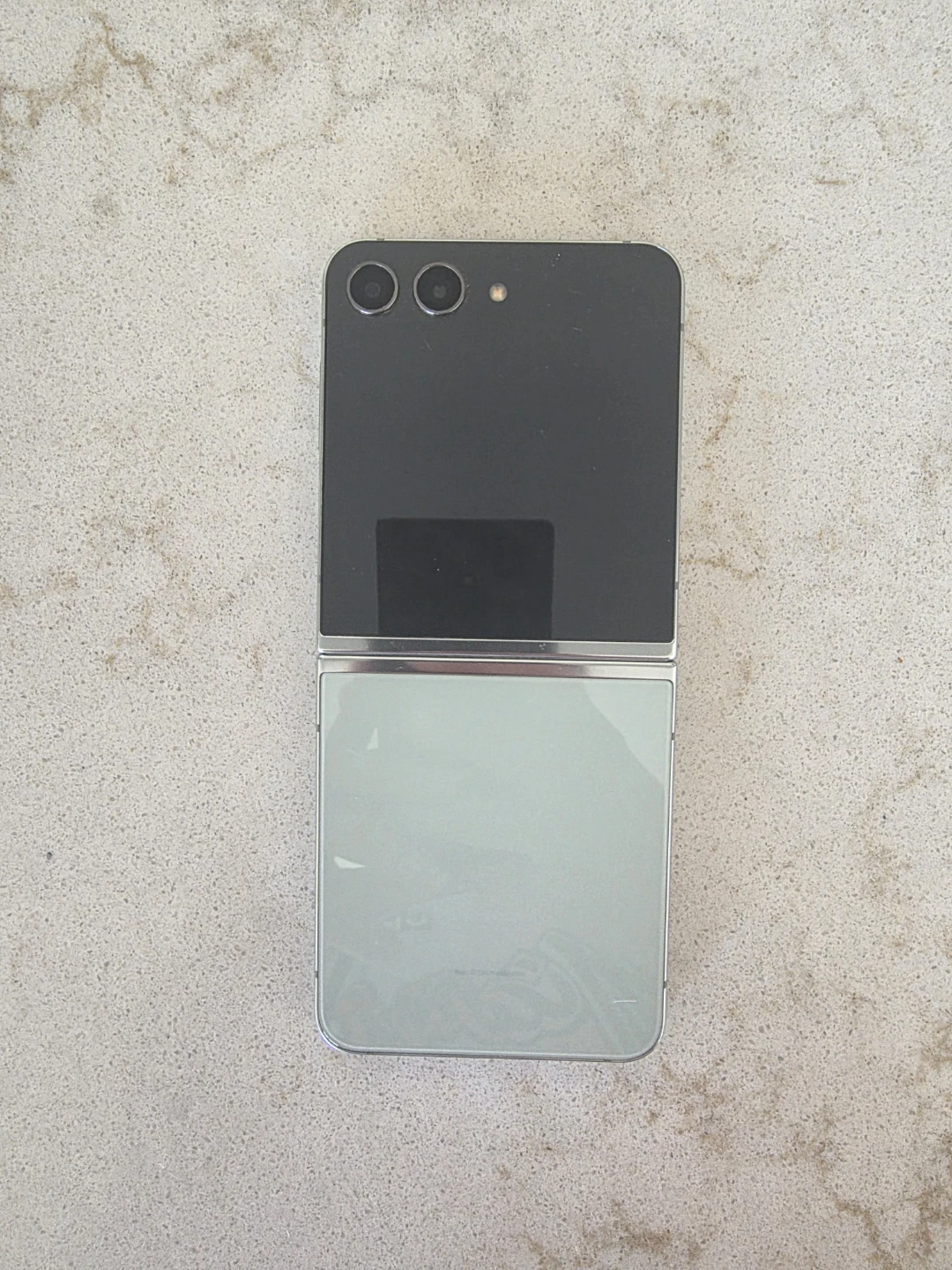 Samsung Galaxy Z Flip 5 Cell Phone - photo 2