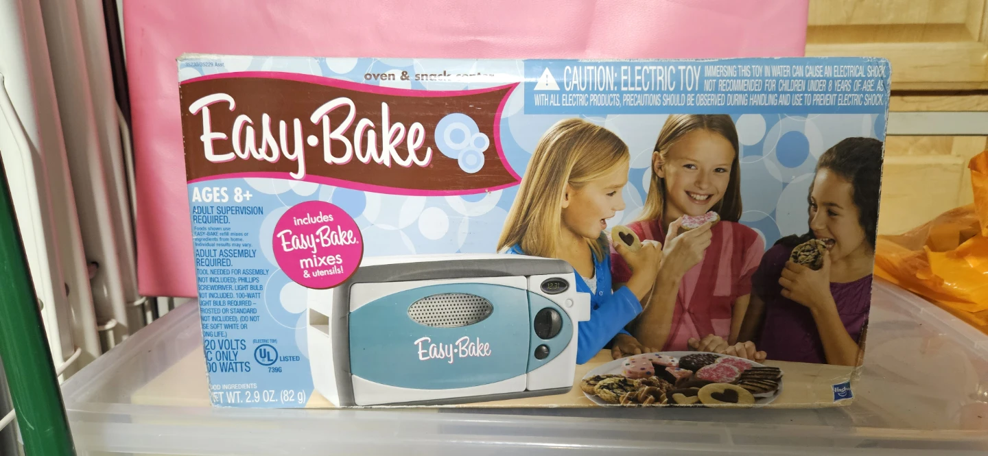 Hasbro Easy-Bake & Snack Center in Pistachio color wave. New.
