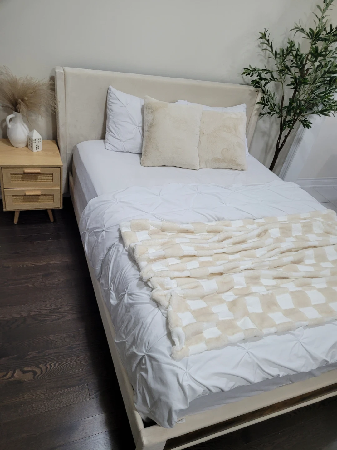 Velvet Upholstered queen Bed Frame - photo 4