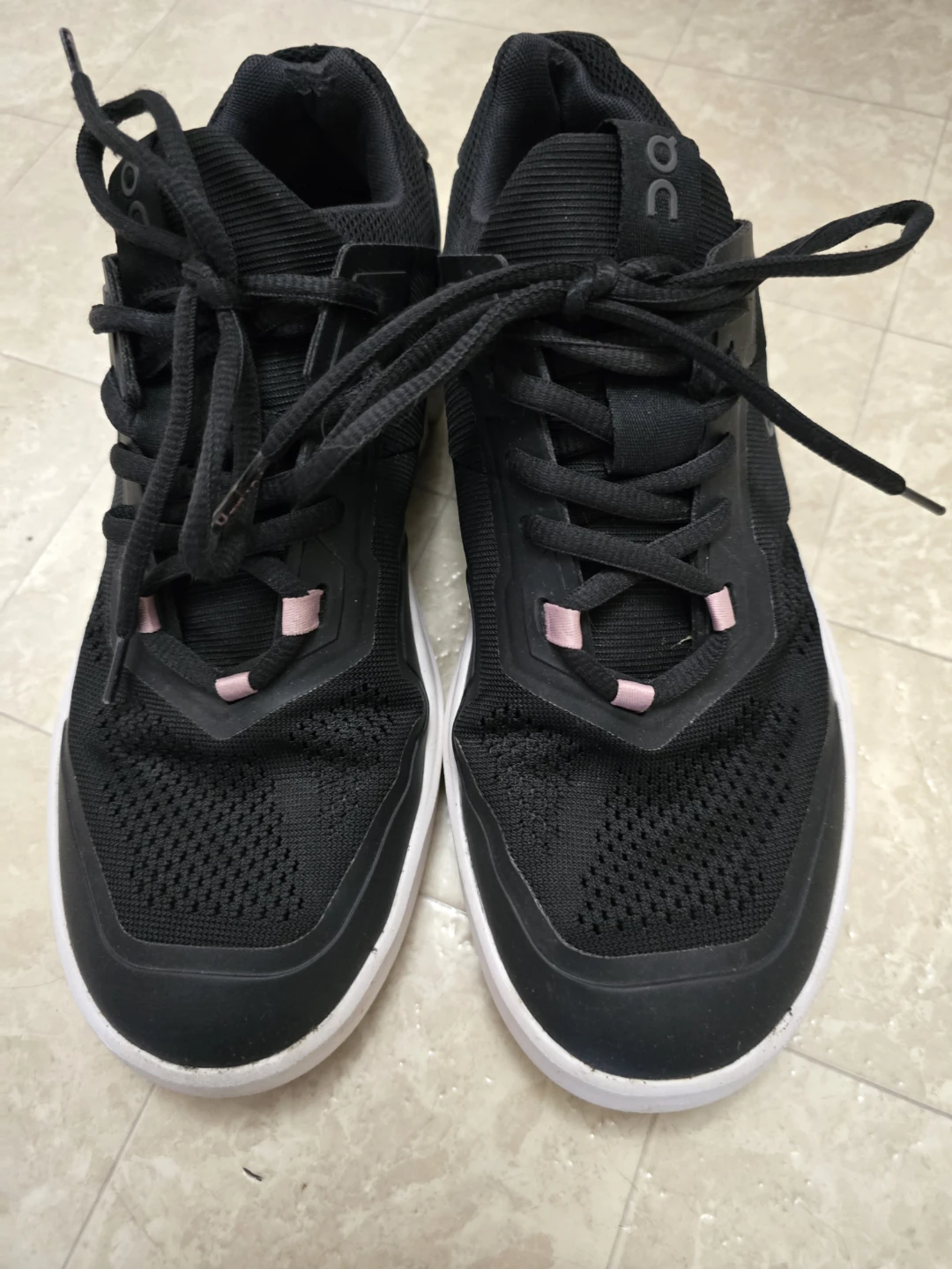 ON The Roger Centre Court Black/White Sneakers