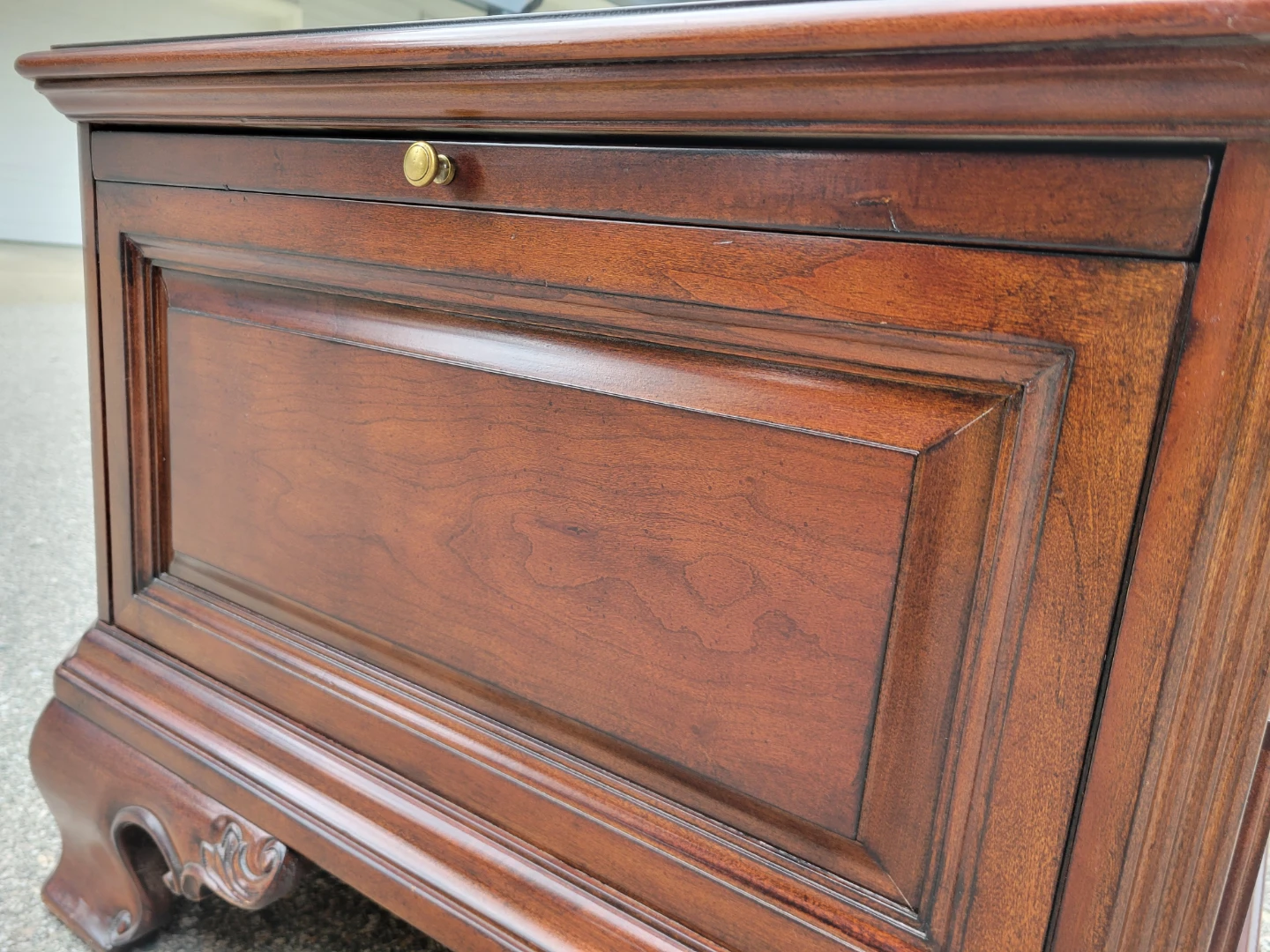 Beautiful Solid Wood Executive Coffee Table w/ Pull-Out Trays - photo 4
