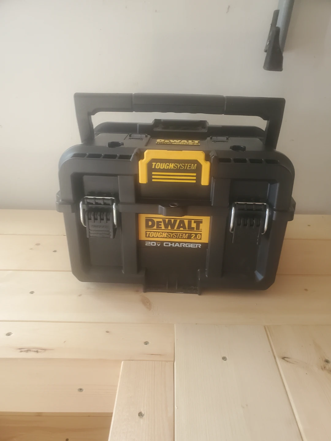 DEWALT TOUGHSYSTEM 2.0 20V Charger - photo 3