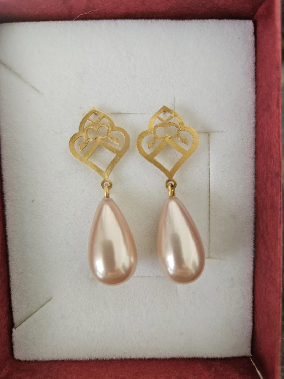 Gold tone teardrop pearl drop earrings