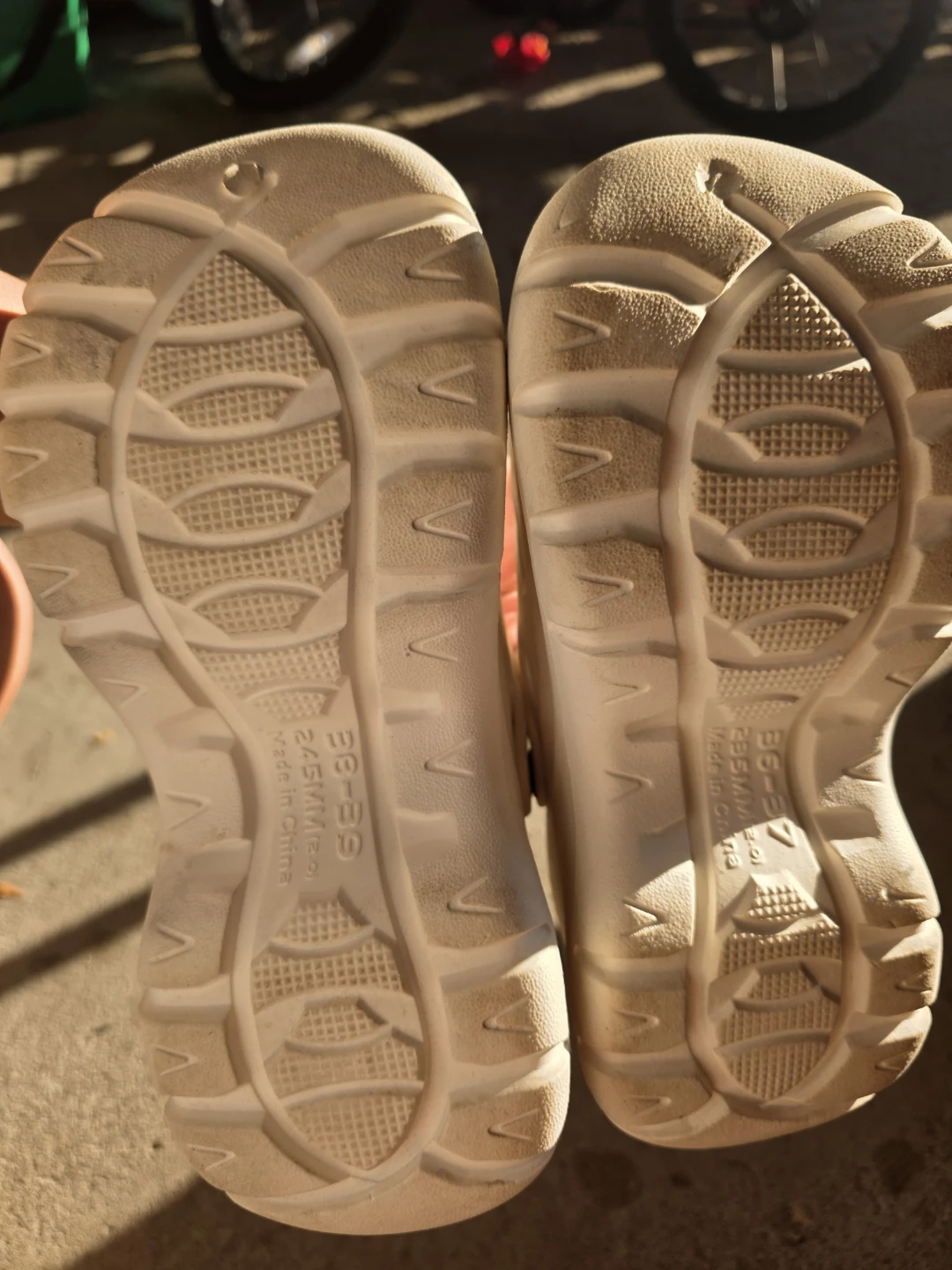 White Sport Clogs - Size 36-37 - photo 2