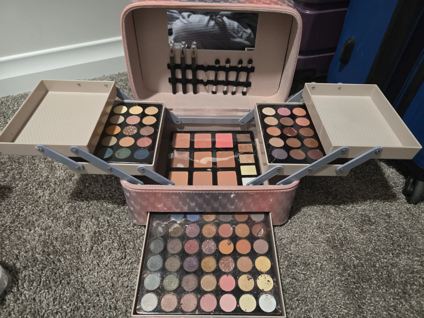 Makeup Train Case with Assorted Palettes