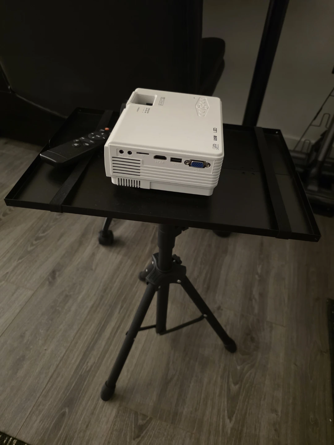 Projector with adjustable tripod - photo 2