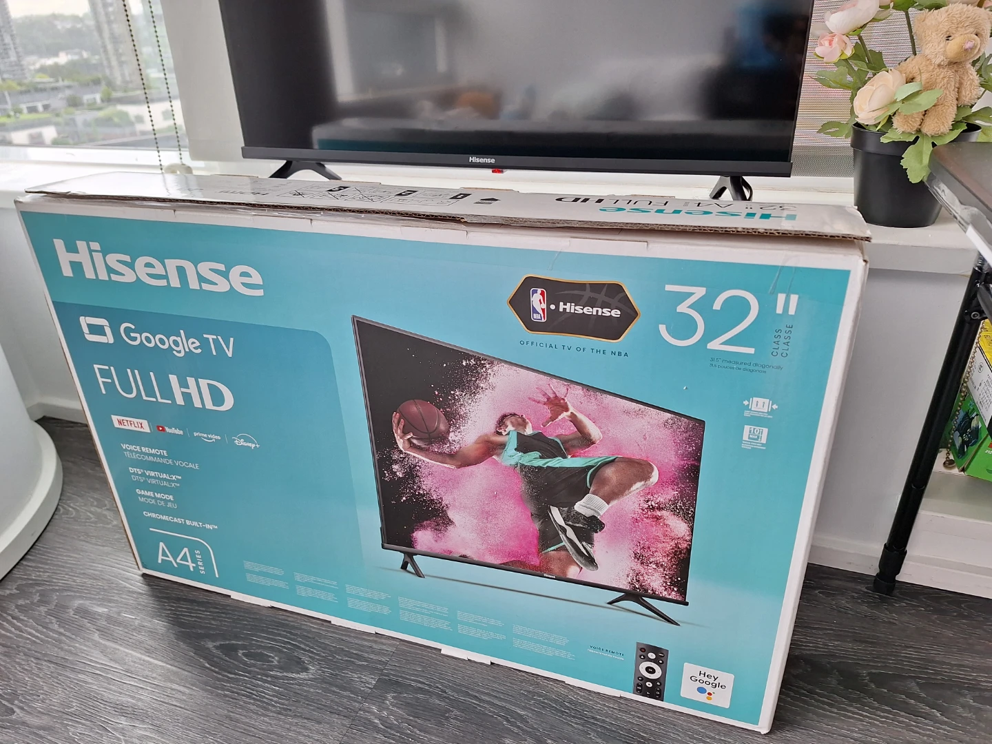 Hisense 32" Full HD Google TV and free TV stand