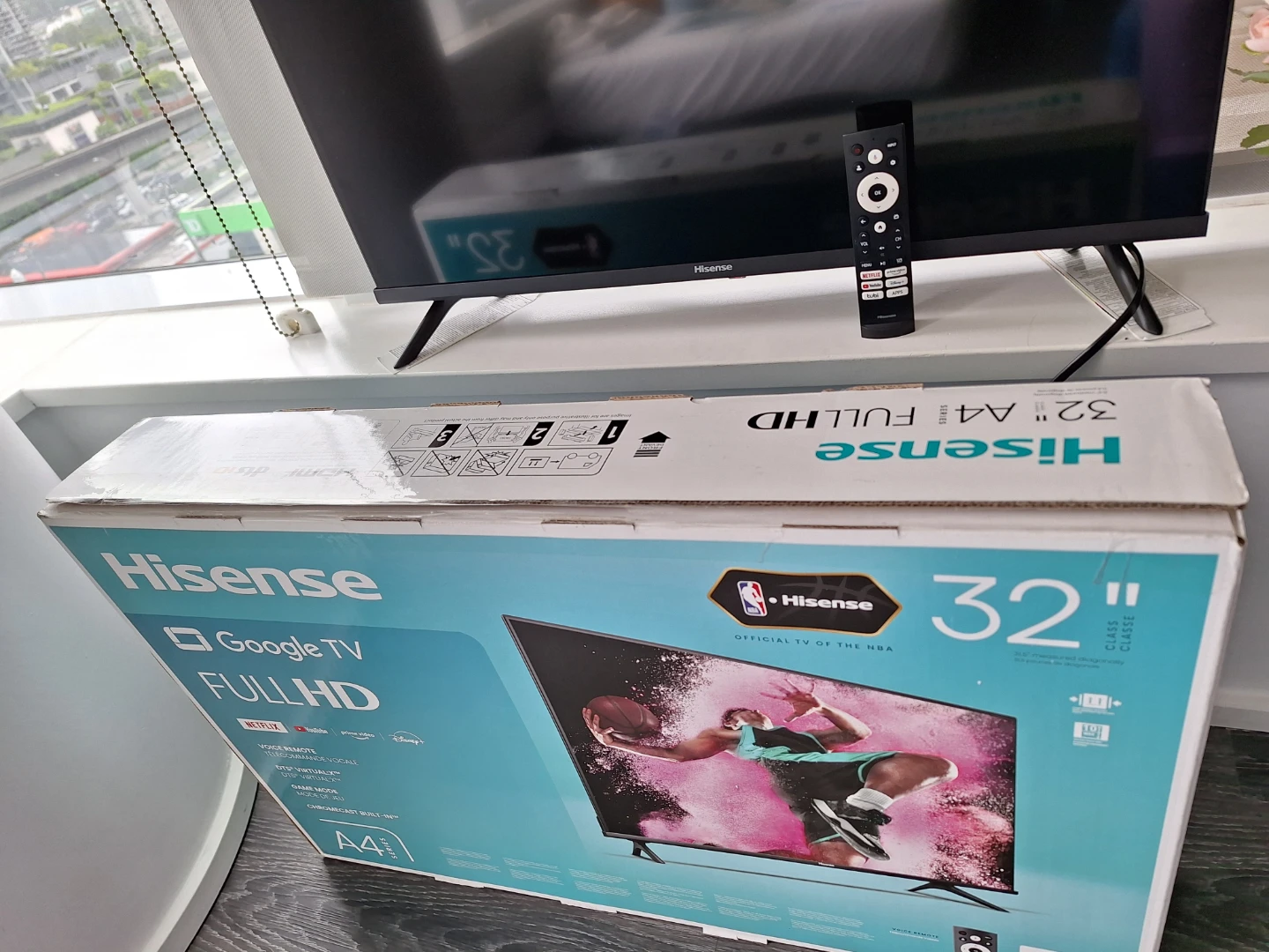 Hisense 32" Full HD Google TV and free TV stand - photo 3