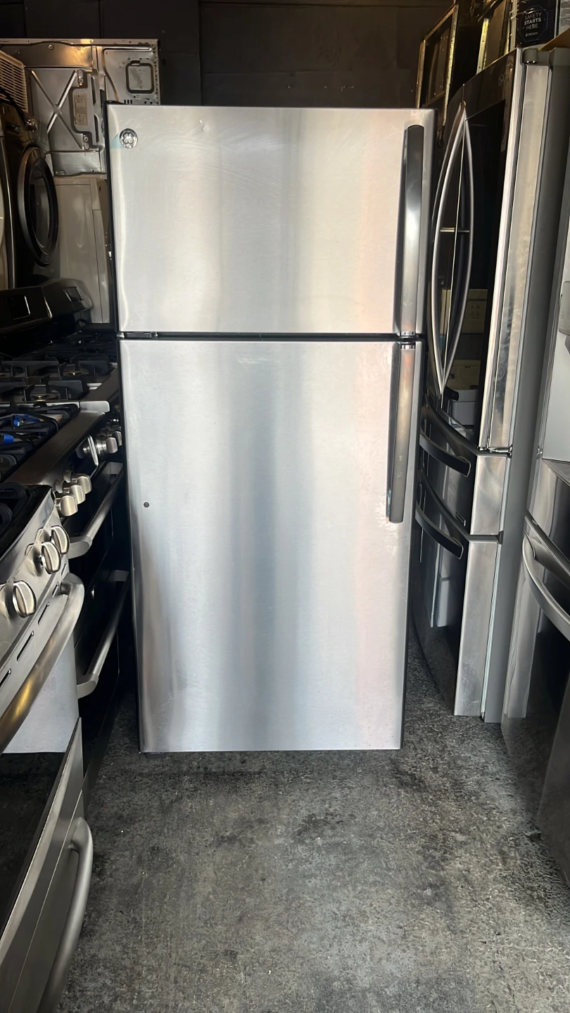 GE Refrigerator 28 inch - photo 2