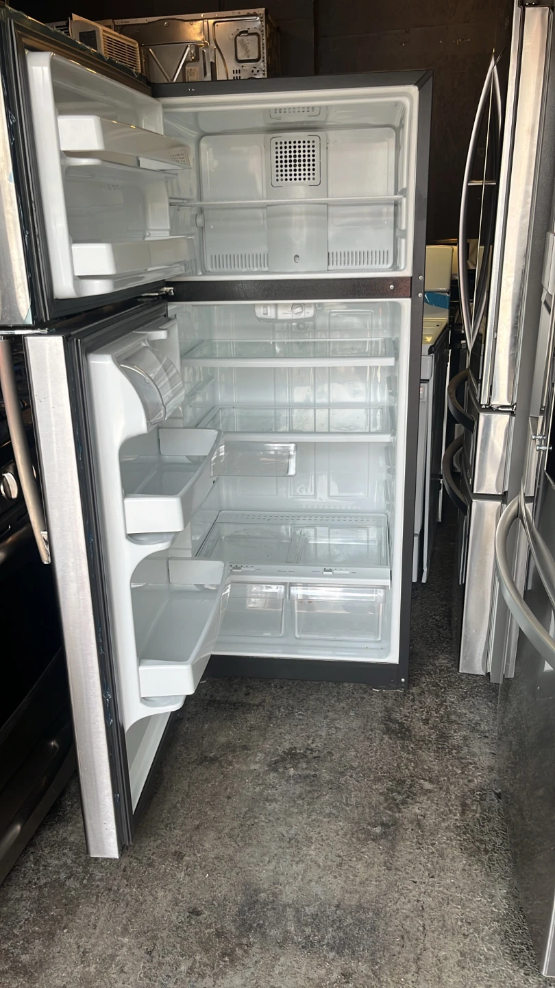 GE Refrigerator 28 inch - photo 4