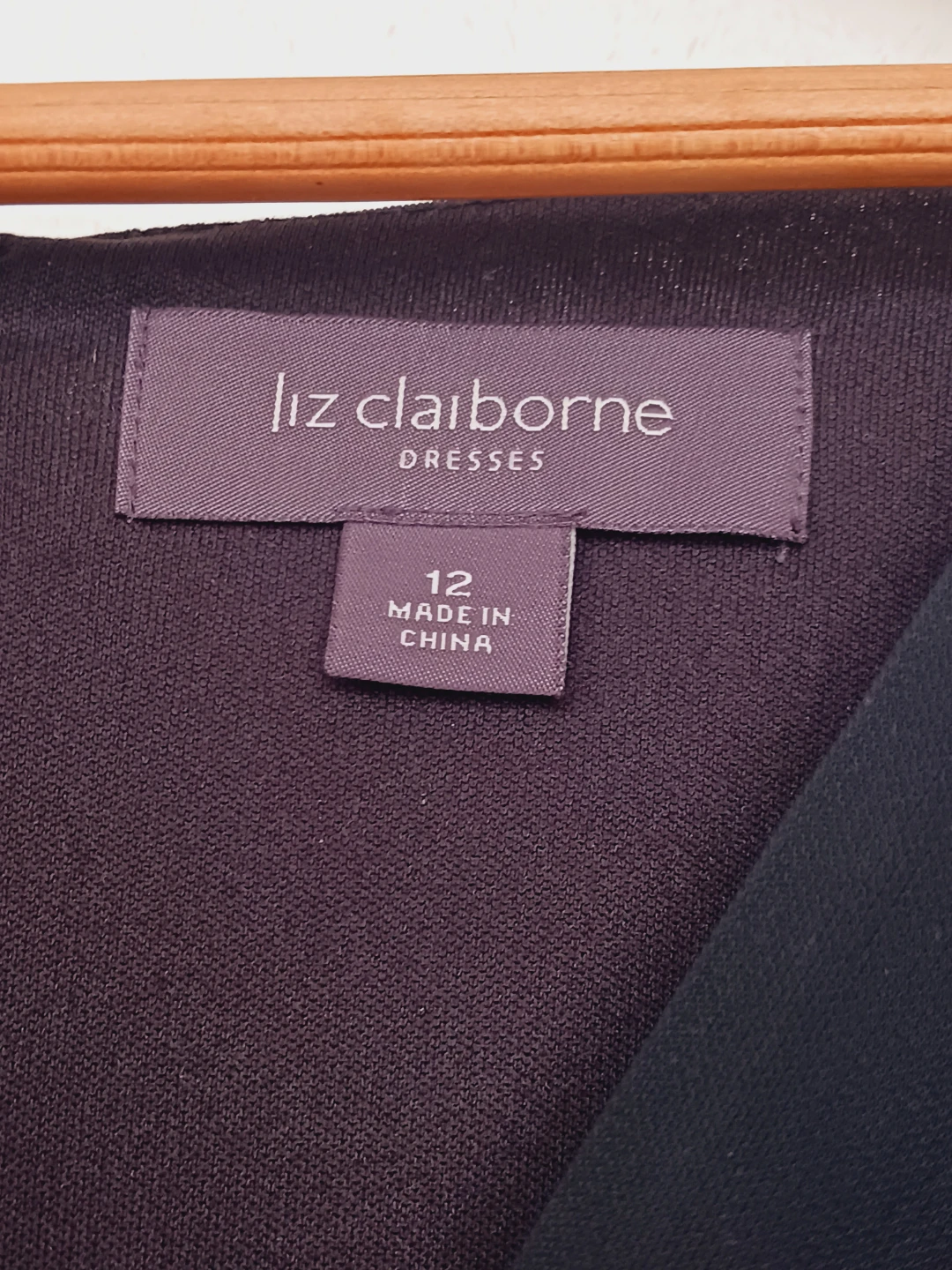 New !! Liz Claiborne Black Cap Sleeve V-Neck Dress - photo 4