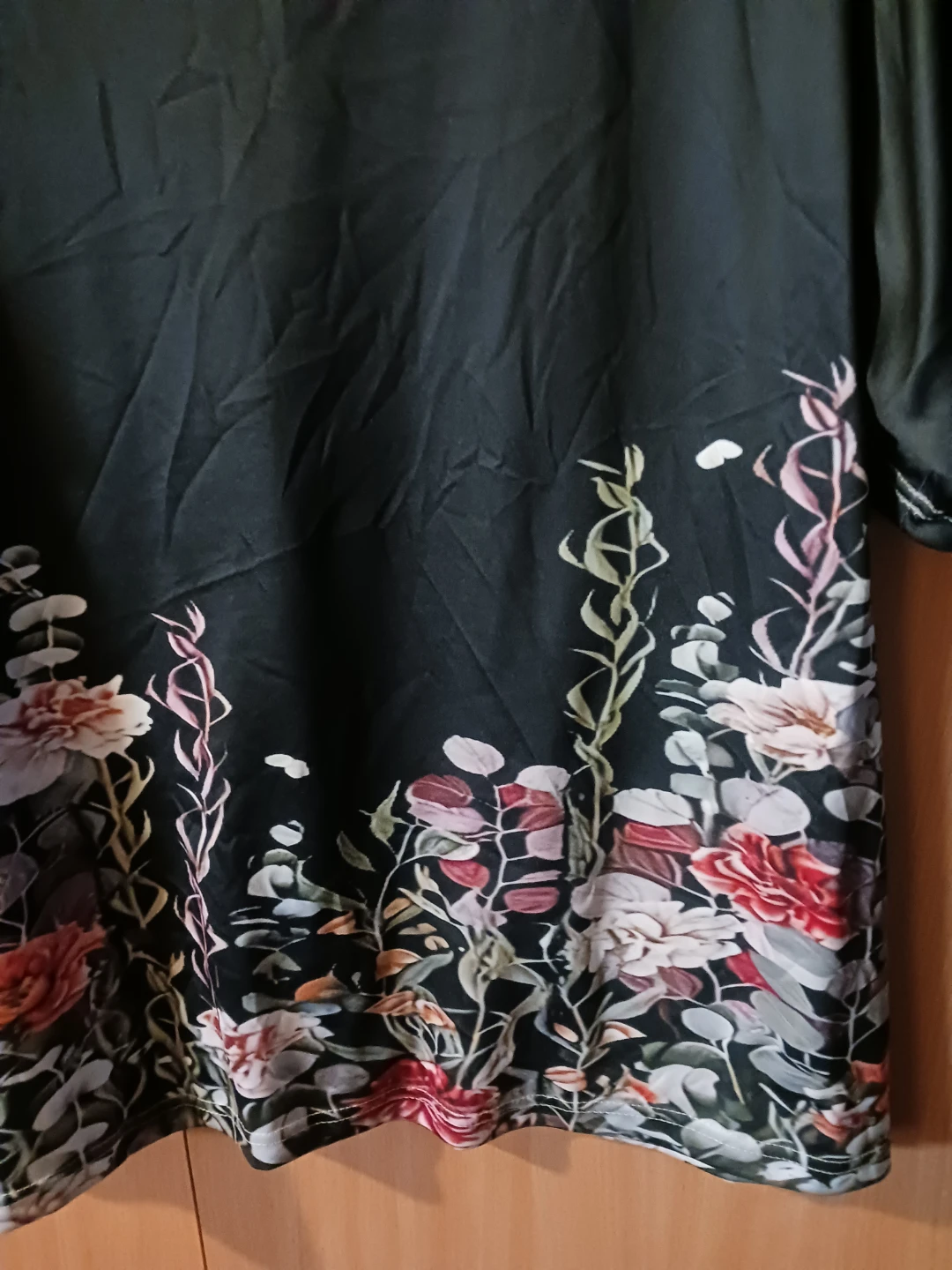 Scrub top, Women's Black Floral V-Neck T-Shirt - photo 4