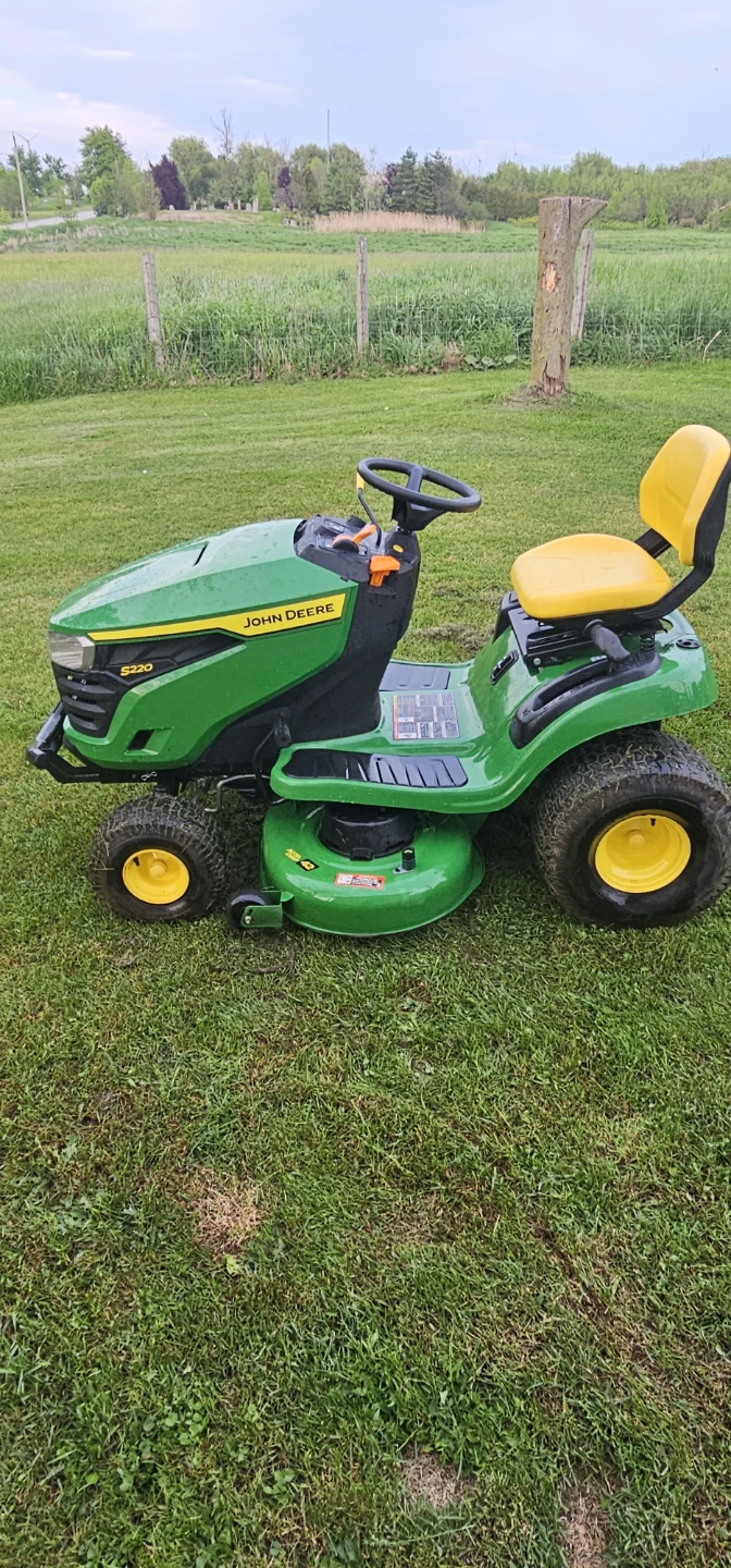 John Deere S320 Riding Lawn Mower