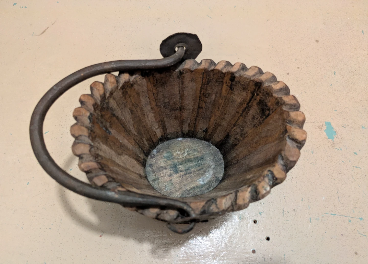 Rustic wooden bucket with metal handle - photo 2
