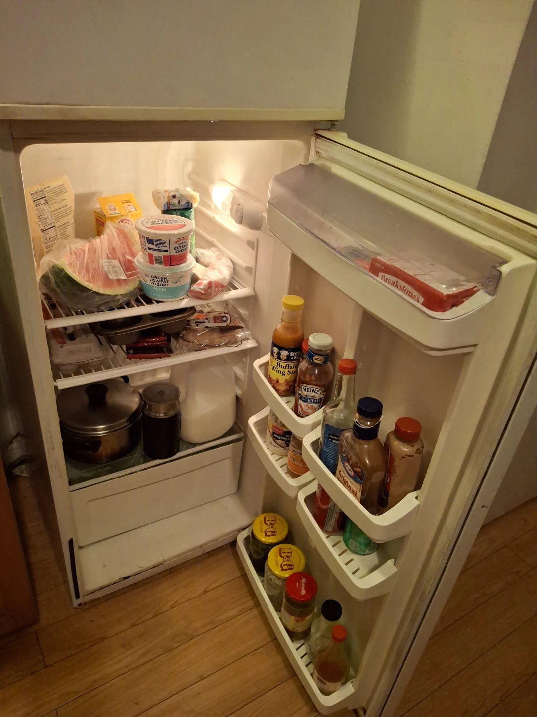 Avanti Top Freezer Refrigerator - photo 3