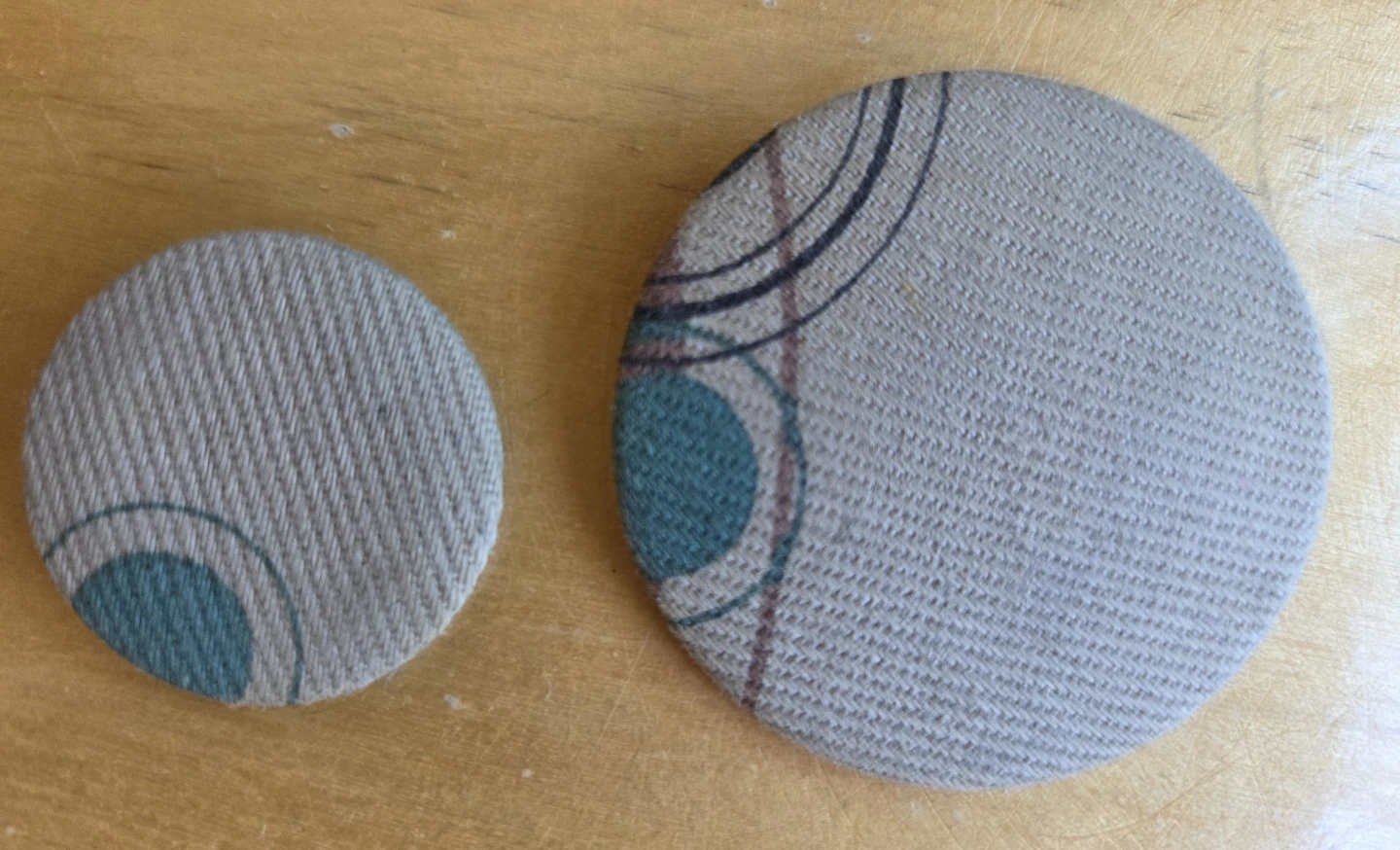 2 buttons / pins