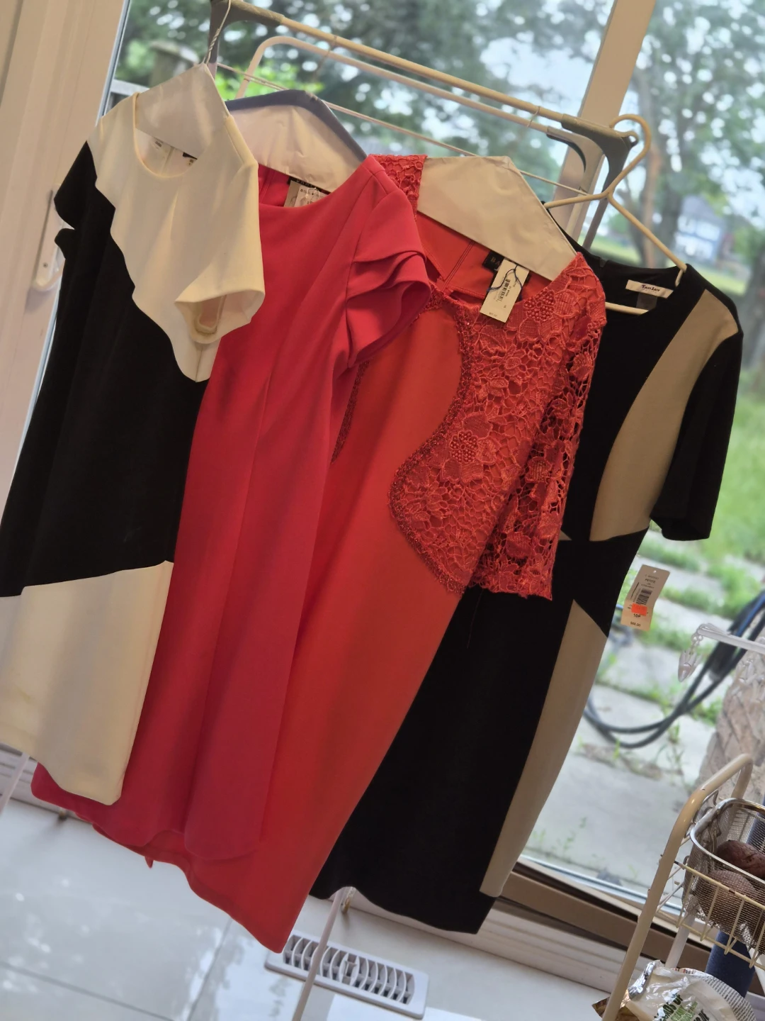 Four Women's Dresses.. - photo 2