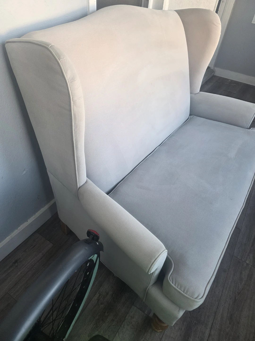 BROYHILL Light Gray Wingback Loveseat - photo 4