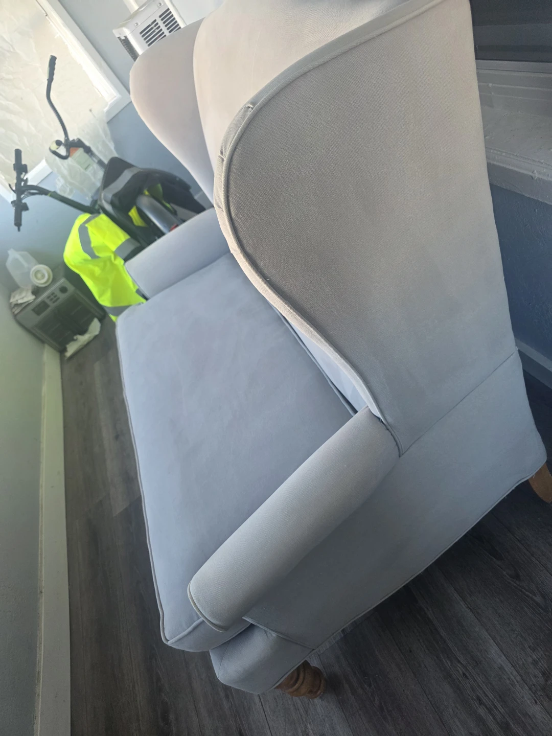 BROYHILL Light Gray Wingback Loveseat - photo 5